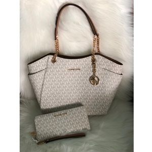 SOLD‼️MK Jet Set Travel Vanilla LG Shldr Tote